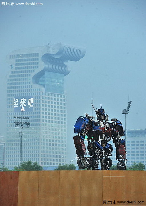 10米巨型变形金刚“擎天柱”降临鸟巢