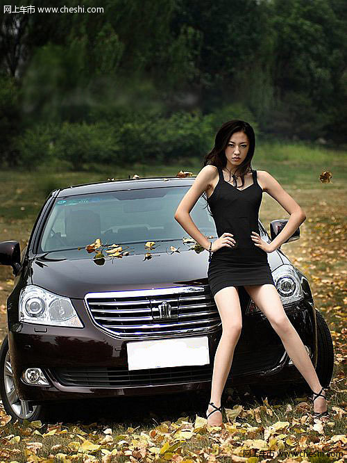 性感嫩模美女 停车旷野中展美腿风情诱惑