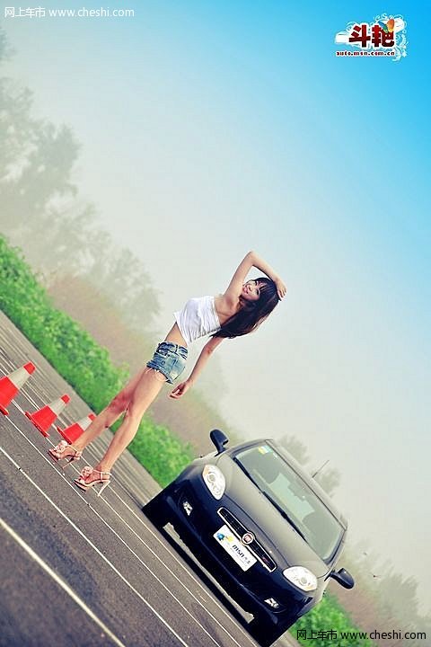 一边是空旷的测试场、轰鸣的引擎、刺耳的胎叫、轮胎摩擦冒出的浓烟，一边是清纯的少女、性感的着装、曼妙的身材、迷人的笑脸。这个时代流行混搭！！！