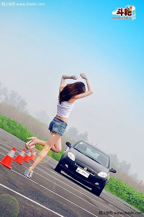 一边是空旷的测试场、轰鸣的引擎、刺耳的胎叫、轮胎摩擦冒出的浓烟，一边是清纯的少女、性感的着装、曼妙的身材、迷人的笑脸。这个时代流行混搭！！！
