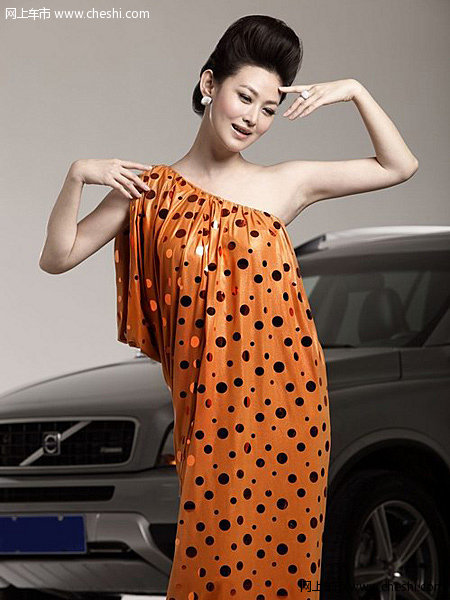 王思懿，这位来内地发展的香港明星，不仅拥有模特出身的骄人身材，而且还拥有风情万种的美丽脸蛋。 从内地一炮打响了“潘金莲”之后，王思懿从此走上了家喻户晓的明星道路。而近几年从《蓝色妖姬》，到《紫金勋章》，到《信是有缘》，还是到《大染坊》，王思懿演绎的一直是那种天生有着骄贵气质的女人。