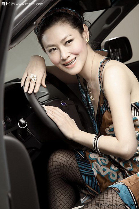 王思懿，这位来内地发展的香港明星，不仅拥有模特出身的骄人身材，而且还拥有风情万种的美丽脸蛋。 从内地一炮打响了“潘金莲”之后，王思懿从此走上了家喻户晓的明星道路。而近几年从《蓝色妖姬》，到《紫金勋章》，到《信是有缘》，还是到《大染坊》，王思懿演绎的一直是那种天生有着骄贵气质的女人。