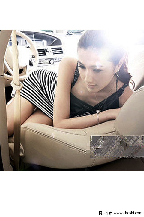 挡不住的风情 车模车厢内十二种性感姿势