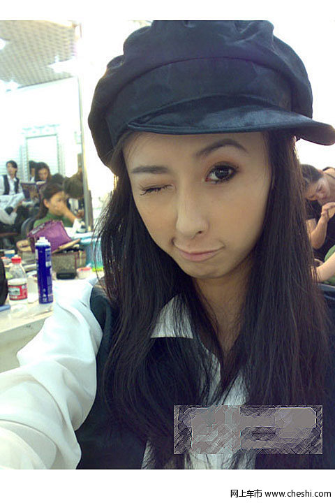 据网友bobofair曝料，3年前兽兽只初出茅庐，兽兽被前男友拍LZ到处散播，并扬言将其毁掉。杨迪是一个摄影师，利用家里关系把LZ这事摆平了，并且报警托人进行异地监控。然后利用个人关系穷其心力把兽兽推红，此时他们也成了男女朋友关系。杨迪说兽兽博客里的大部分都是他写的，并且养了兽兽3年，杨家待她如亲生女儿。随着兽兽名气越来越大，就把杨迪甩了。但兽兽对杨迪家里不好，他妈还给兽兽下跪过.....