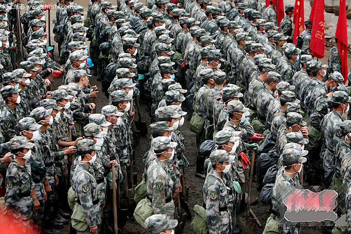 8月18日，甘肃舟曲泥石流灾区，一辆挖掘机将一辆被泥石流冲毁的小轿车从废墟中推了出来，让前来认领的车主将车拉走。