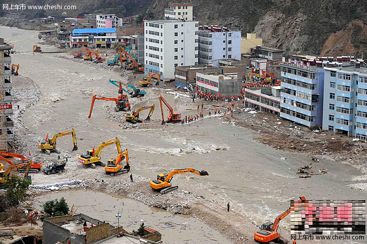 8月18日，甘肃舟曲泥石流灾区，一辆挖掘机将一辆被泥石流冲毁的小轿车从废墟中推了出来，让前来认领的车主将车拉走。