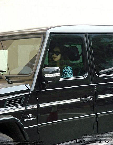 又到秋游之时！天高云淡正好四处玩耍，这位美女也难耐久居城中的苦闷，驾车来到郊外放松身心，再和爱车拍上一组写真留作纪念。