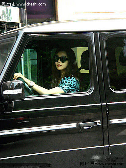 腾讯娱乐讯 8月25日，第十届长春电影节迎来了内地娱乐大佬赵本山，下午5点左右赵本山和众多弟子抵达长春并下榻宾馆。赵本山一行包括小沈阳、丫蛋、王金龙等众多从二人转界“转”到了演艺界的弟子，赵本山开着豪华保姆车来出席长春电影节彰显巨星身价。徒弟小沈阳亲开车门接师傅下车，鞍前马后尽力照顾。