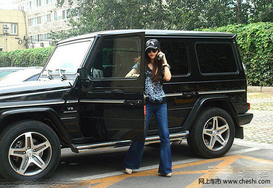 腾讯娱乐讯 8月25日，第十届长春电影节迎来了内地娱乐大佬赵本山，下午5点左右赵本山和众多弟子抵达长春并下榻宾馆。赵本山一行包括小沈阳、丫蛋、王金龙等众多从二人转界“转”到了演艺界的弟子，赵本山开着豪华保姆车来出席长春电影节彰显巨星身价。徒弟小沈阳亲开车门接师傅下车，鞍前马后尽力照顾。