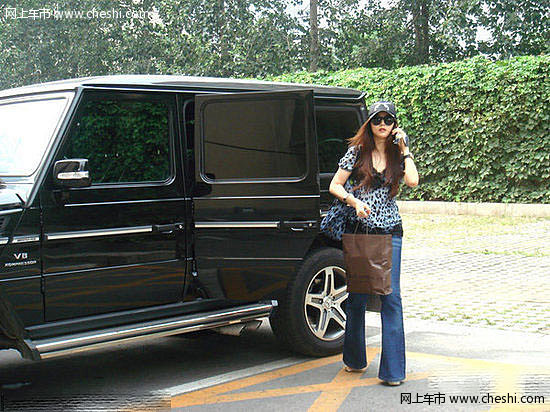 腾讯娱乐讯 8月25日，第十届长春电影节迎来了内地娱乐大佬赵本山，下午5点左右赵本山和众多弟子抵达长春并下榻宾馆。赵本山一行包括小沈阳、丫蛋、王金龙等众多从二人转界“转”到了演艺界的弟子，赵本山开着豪华保姆车来出席长春电影节彰显巨星身价。徒弟小沈阳亲开车门接师傅下车，鞍前马后尽力照顾。