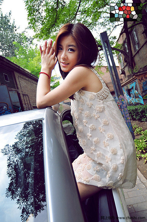 看到我利用特殊手法将她的腿拍的又细又长，她开心的蹦蹦跳跳，生气时撅起小嘴，无意间吐出舌头，这就是本期的主角，一个漂亮、单纯的卡哇伊女孩。