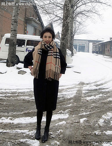 最近“兽兽”翟凌“翻脸门”又给这位话题女不管怎么说还是又增添了一些人气。那么生活中的“兽兽”翟凌是什么样子的呢？就让我集合“兽兽”翟凌的微博生活照一探究竟吧。
