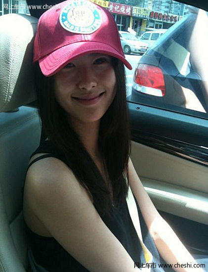 最近“兽兽”翟凌“翻脸门”又给这位话题女不管怎么说还是又增添了一些人气。那么生活中的“兽兽”翟凌是什么样子的呢？就让我集合“兽兽”翟凌的微博生活照一探究竟吧。
