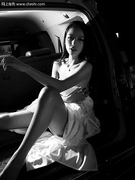 看来这辆车确实够舒适，吸引得这位车模只穿浴巾在车内徘徊。在某种程度上，汽车已经成为都市人的另一处居所，对车完全的依赖，也是生活缺乏安全感的一种体现吧。