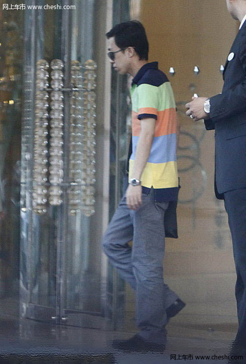 北京，今日，一段“郭德纲谈及李菁何云伟退出掩面痛哭”的视频曝光以后，这对师兄弟的恩怨情仇又被媒体拿到台面上讨论，而日前李菁在亮相时谈及此事讳莫如深地表示“问心无愧”，看样这其中的是是非非，是我们外人所不能理解的。单飞后的李菁生活并未产生明显影响，记者近日便在京城一家著名的涮肉店碰到了李菁，戴着黑色墨镜的他驾驶宝马5系座驾，与两位朋友共吃涮肉补体。随着天色逐渐变黑，三人走出饭店，但李菁并未回家，而是驾车直接进了一家奢华洗浴城享受，截至记者深夜离开，仍未见李菁离去。