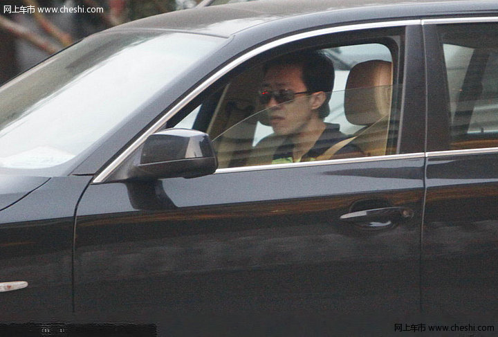 北京，今日，一段“郭德纲谈及李菁何云伟退出掩面痛哭”的视频曝光以后，这对师兄弟的恩怨情仇又被媒体拿到台面上讨论，而日前李菁在亮相时谈及此事讳莫如深地表示“问心无愧”，看样这其中的是是非非，是我们外人所不能理解的。单飞后的李菁生活并未产生明显影响，记者近日便在京城一家著名的涮肉店碰到了李菁，戴着黑色墨镜的他驾驶宝马5系座驾，与两位朋友共吃涮肉补体。随着天色逐渐变黑，三人走出饭店，但李菁并未回家，而是驾车直接进了一家奢华洗浴城享受，截至记者深夜离开，仍未见李菁离去。