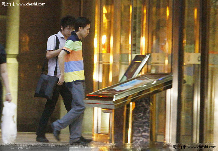 北京，今日，一段“郭德纲谈及李菁何云伟退出掩面痛哭”的视频曝光以后，这对师兄弟的恩怨情仇又被媒体拿到台面上讨论，而日前李菁在亮相时谈及此事讳莫如深地表示“问心无愧”，看样这其中的是是非非，是我们外人所不能理解的。单飞后的李菁生活并未产生明显影响，记者近日便在京城一家著名的涮肉店碰到了李菁，戴着黑色墨镜的他驾驶宝马5系座驾，与两位朋友共吃涮肉补体。随着天色逐渐变黑，三人走出饭店，但李菁并未回家，而是驾车直接进了一家奢华洗浴城享受，截至记者深夜离开，仍未见李菁离去。