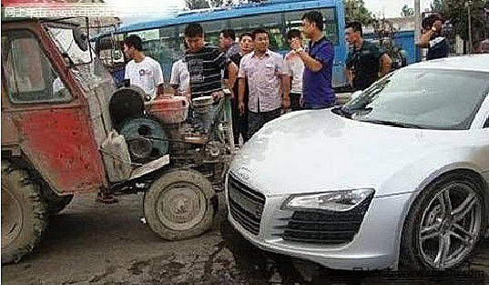 杯具-拖拉机PK新买的奥迪R8