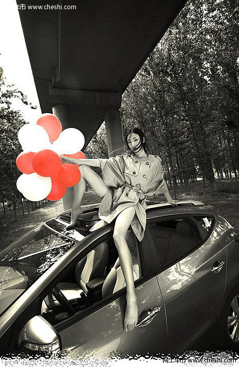 南京车展亲和车模 红缎旗袍辉映天价宾利