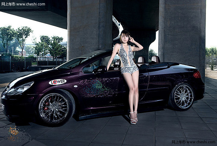 光影和身形巧妙融合 美女演绎法式性感