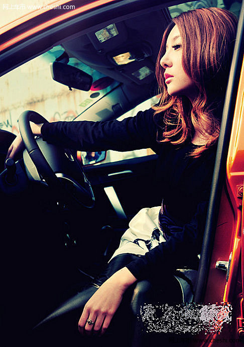 光影和身形巧妙融合 美女演绎法式性感