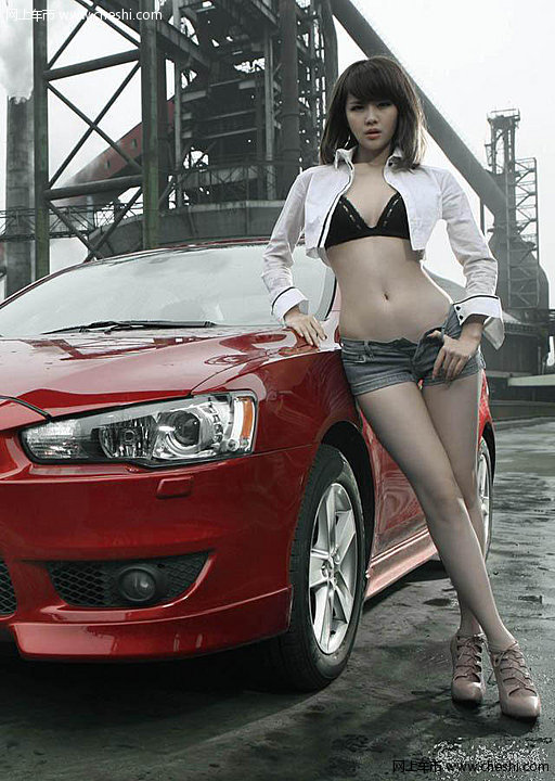 似韩国范儿性感车模亮相 窈窕身段晒美艳