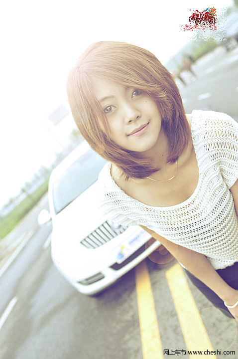 日范美眉黑白配 尽显苗条身材+忧郁眼神