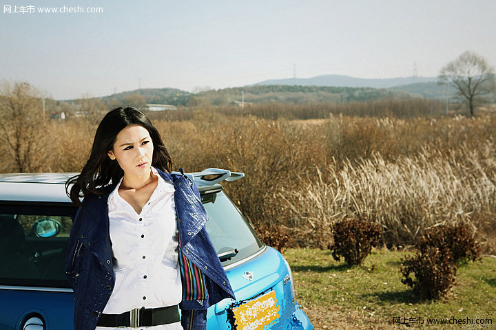 野外魅动车影 长腿美模与MINI的自在写真