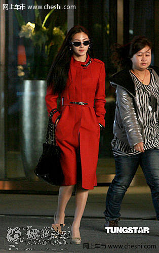 张雨绮-贵气打扮出行 换豪车-揽胜显霸气