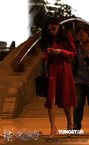 张雨绮-贵气打扮出行 换豪车-揽胜显霸气