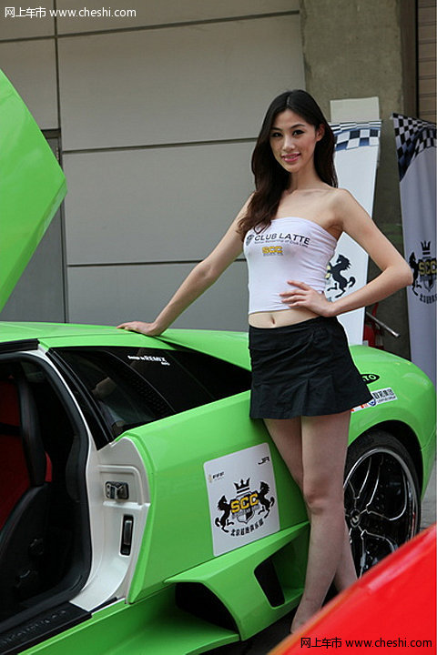 美丽大妞彰显无敌身材