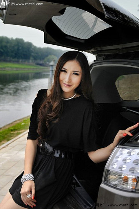 车外黑色性感亮丽 车内白色甜美可人