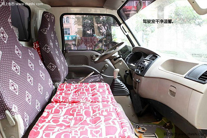 夫妇在货车内蜗居