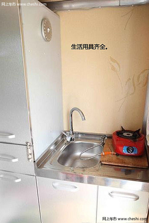 夫妇在货车内蜗居