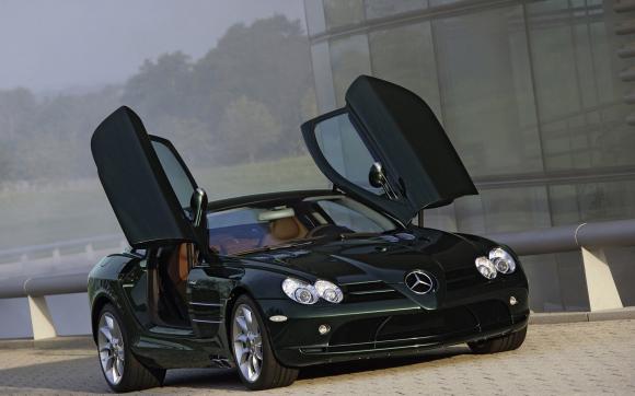 2004款奔驰slr mclaren跑车桌面大图,绚丽的开门