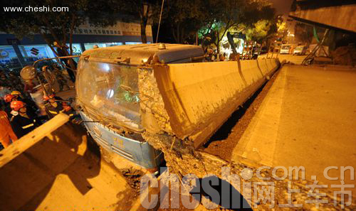 高架桥坍塌 多车被压