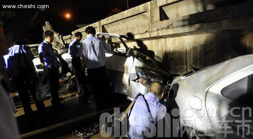 高架桥坍塌 多车被压