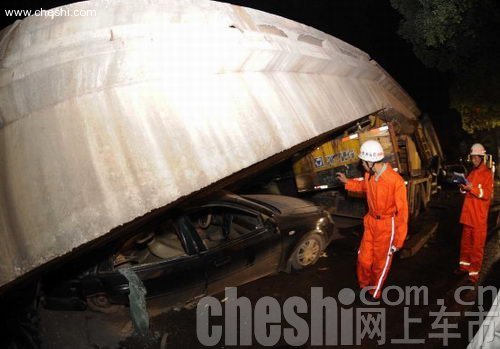 高架桥坍塌 多车被压