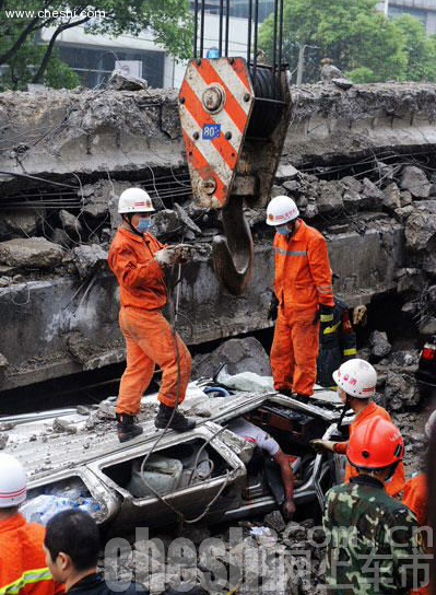 高架桥垮塌 多车被压