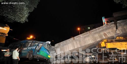 高架桥垮塌 多车被压