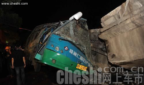 高架桥垮塌 多车被压