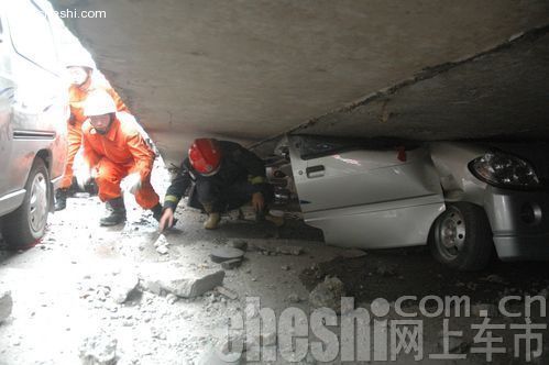 高架桥垮塌 多车被压