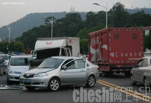 广东惠州889路公交车肇事