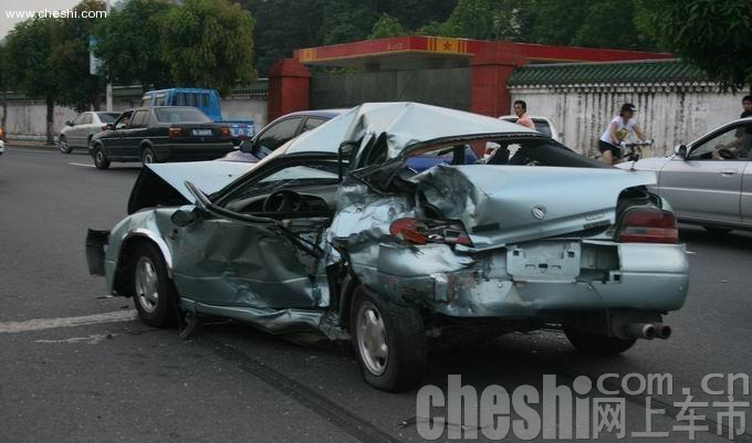 广东惠州889路公交车肇事