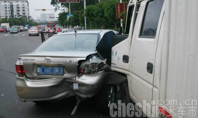 广东惠州889路公交车肇事