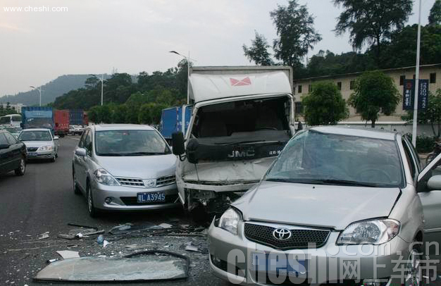 广东惠州889路公交车肇事