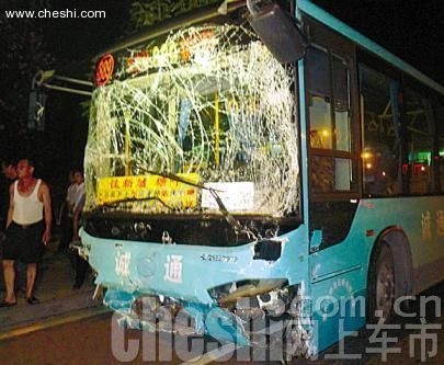 广东惠州889路公交车肇事