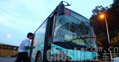 广东惠州889路公交车肇事