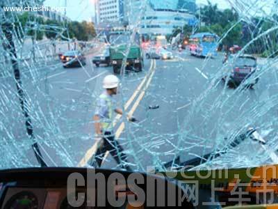 广东惠州889路公交车肇事