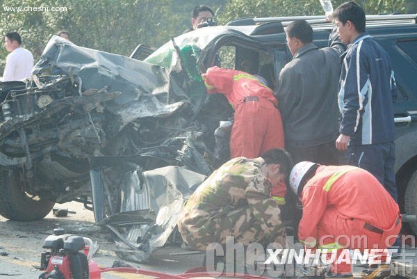 广西发生返乡客车坠崖事故